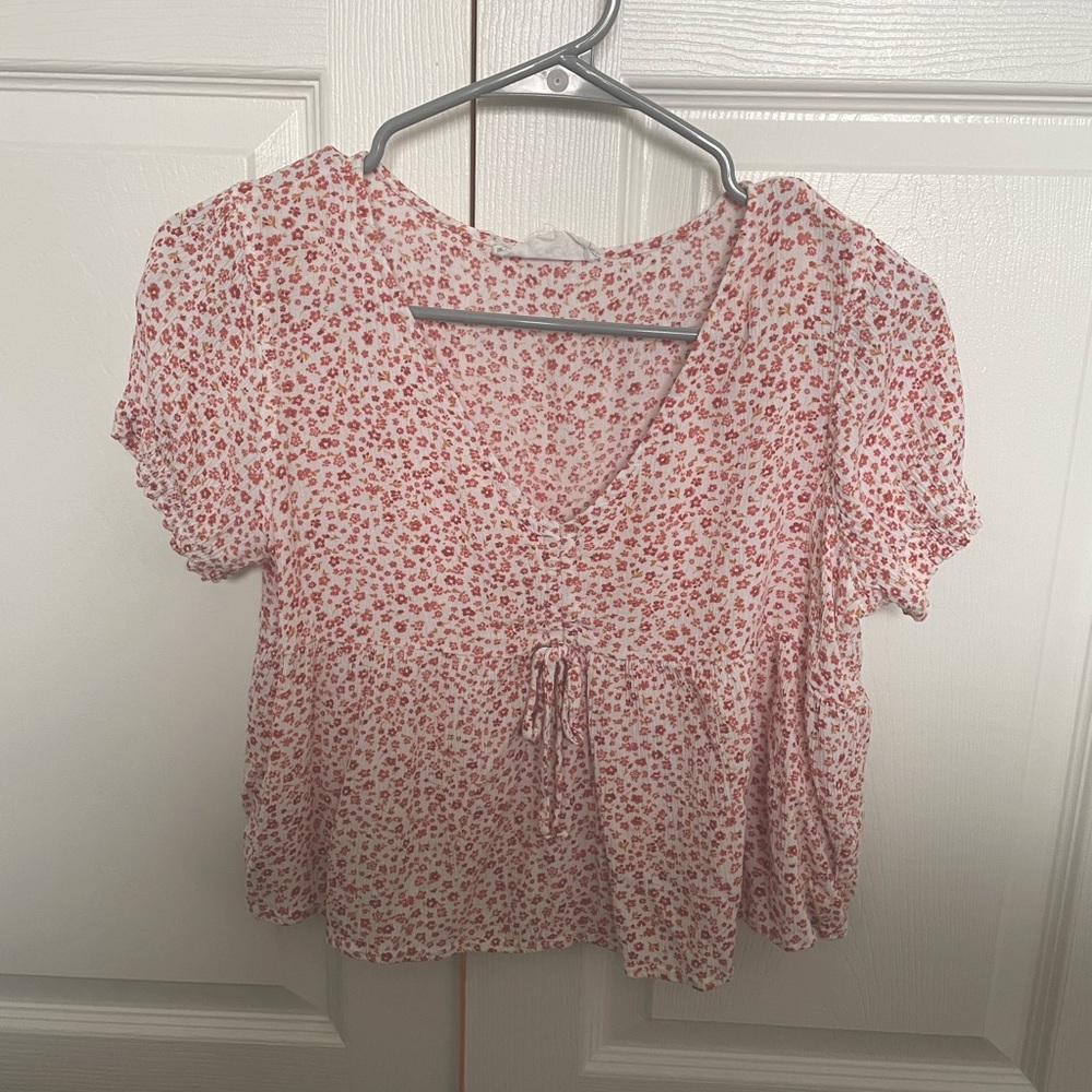 Cute and girly cropped shirt